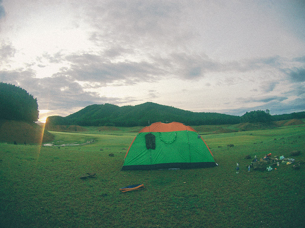 Hồ Hòa Trung cắm trại giữa thiên nhiên